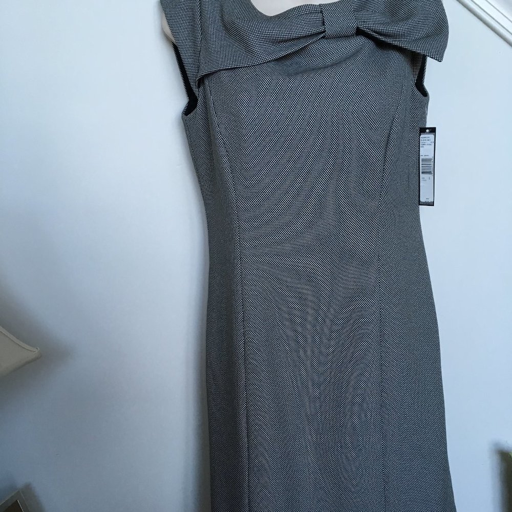 Tahari Arthur S Levine Honeycomb Pattern Bow Colla